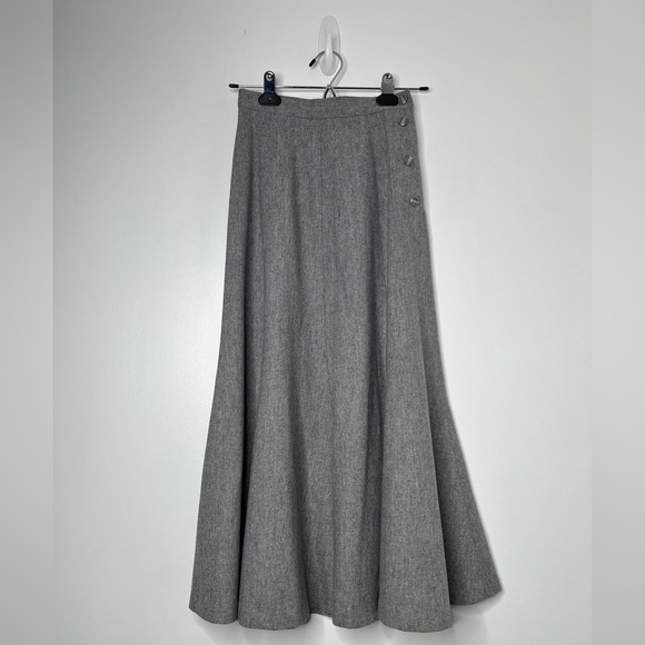 Liz Claiborne Dresses & Skirts - VINTAGE Liz Claiborne Gray Wool Flared Hem Skirt Sz 4